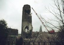 834552 Gezicht op de toren van St. Ludgeruskerk (Amsterdamsestraatweg 575) te Utrecht, tijdens de sloop.